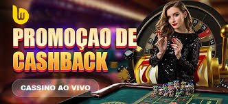 Dealer live casino sedang berinteraksi di meja permainan dengan pengguna