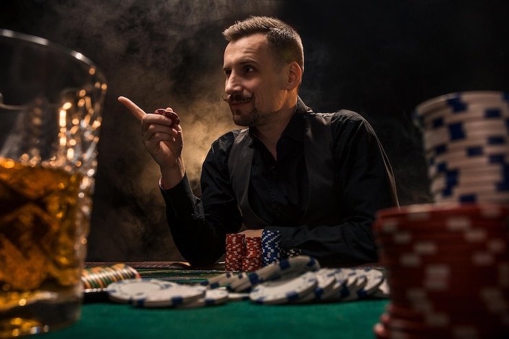 Dealer baccarat memimpin permainan live dengan kartu tertata rapi di meja
